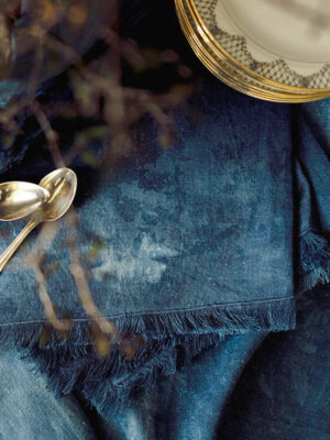 Serviette de table indigo lin et soie Aïzomé taille 50x50cm