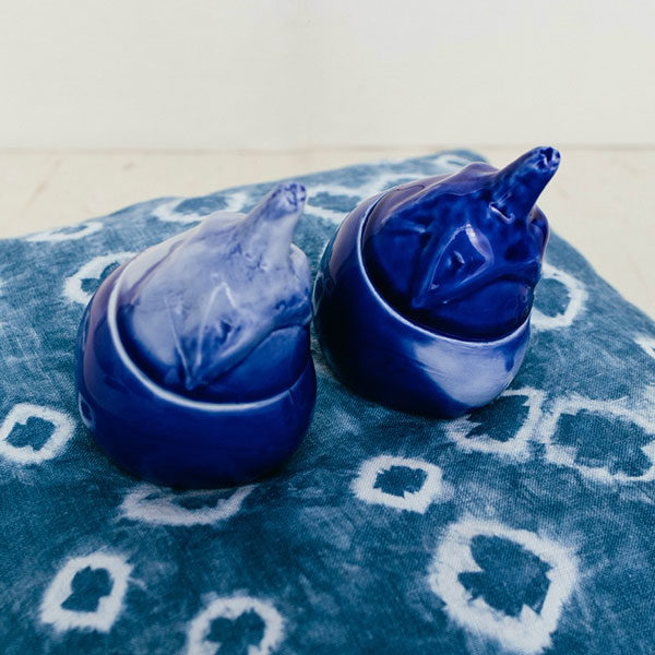 Verrine en porcelaine bleue en forme d'aubergine