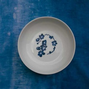 Assiette creuse japonaise avec un design fleurs bleues au milieu