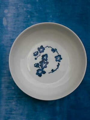 Assiette creuse japonaise avec un design fleurs bleues au milieu