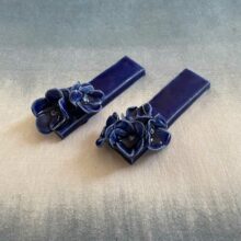 Porte-couteaux-Fleurs-bleues-porcelaine-de-Limoges-email-sans-plomb-bleu-royal