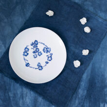 Assiette en porcelaine décor fleurs bleues